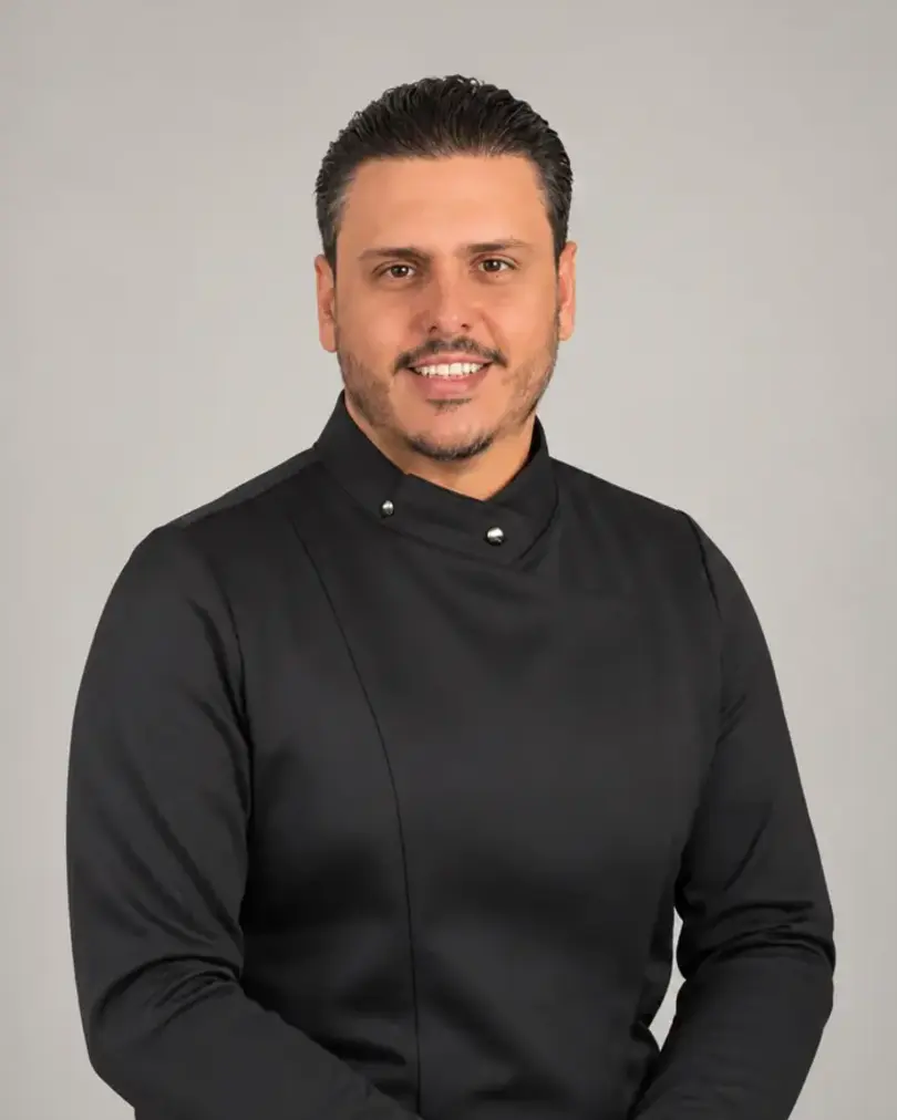 Profissional da equipe Implantus com uniforme odontológico